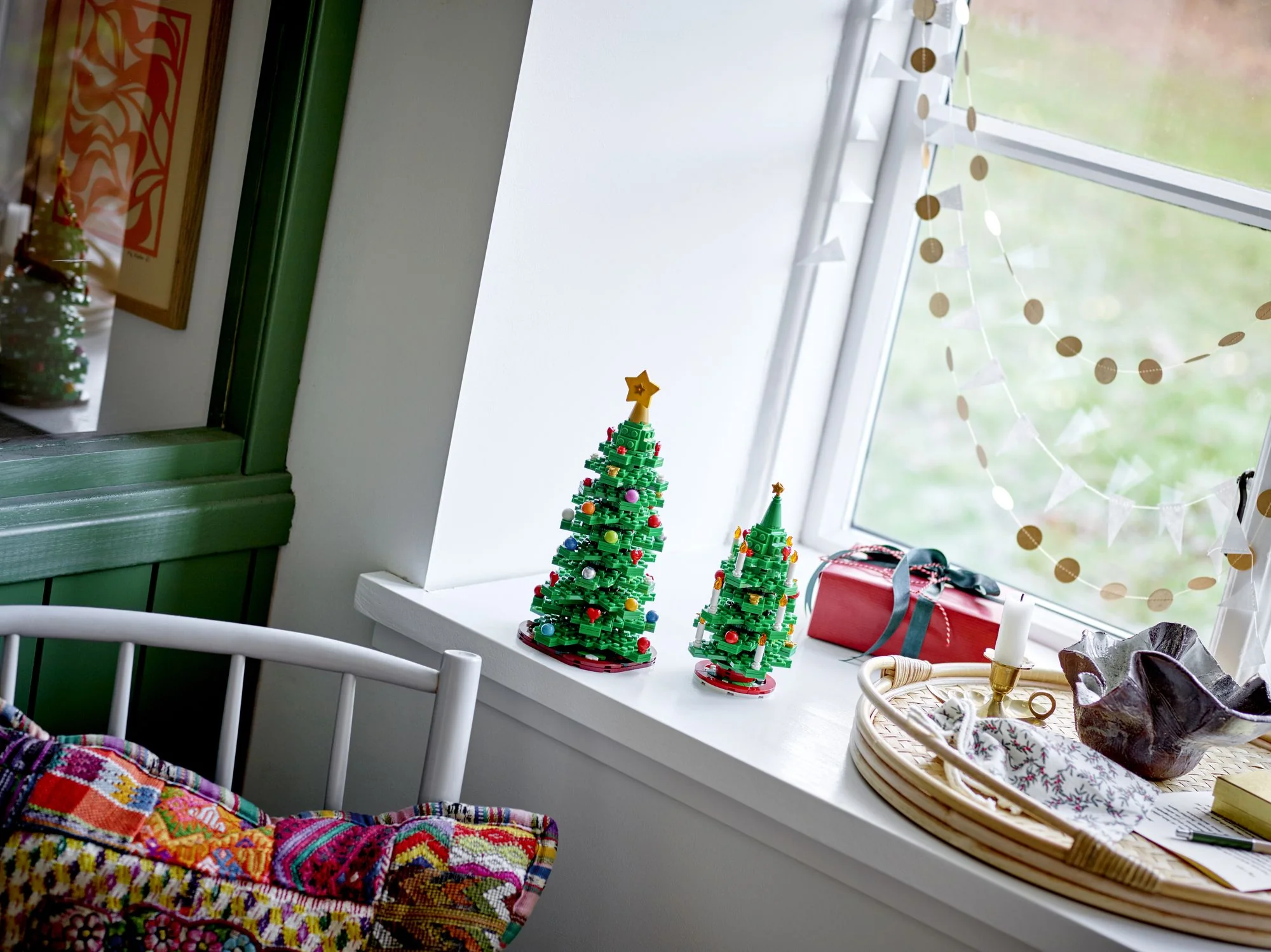 LEGO Iconic Christmas Tree 40573 - Image 3